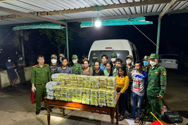 Triệt phá đường dây ma tuý xuyên quốc gia, bắt giữ 9 đối tượng với 100kg ma tuý đá Triệt phá đường dây ma tuý xuyên quốc gia, bắt giữ 9 đối tượng với 100kg ma tuý đá