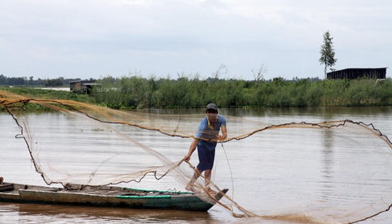 Nặng gánh mưu sinh khi con nước không về Nặng gánh mưu sinh khi con nước không về
