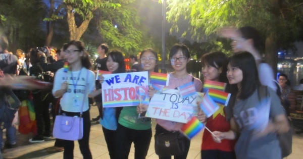 Cộng đồng người chuyển giới đi bộ quanh phố cổ "Cảm ơn Quốc hội" Cộng đồng người chuyển giới đi bộ quanh phố cổ "Cảm ơn Quốc hội"