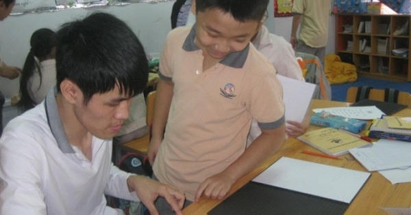 Ngưỡng mộ chàng trai khiếm thị là sinh viên của hai trường đại học