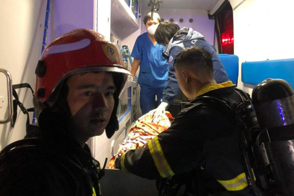 Kịp thời giải cứu nhiều người mắc kẹt trong ngôi nhà phát hỏa lúc rạng sáng