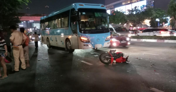 Xe máy chạy lấn làn gây tai nạn liên hoàn cho ô tô