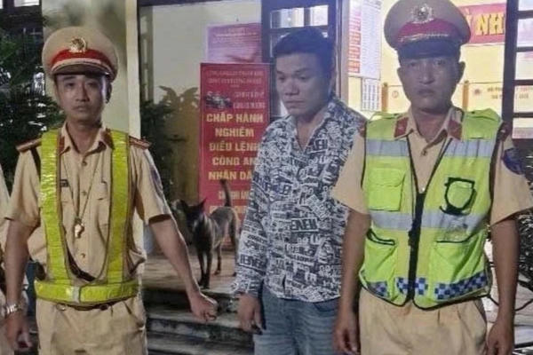 Nổ súng bắn chỉ thiên khống chế đối tượng vung dao truy sát công an