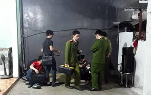 Mâu thuẫn trong lúc ăn cơm, chồng cầm dao đâm vợ tử vong tại chỗ