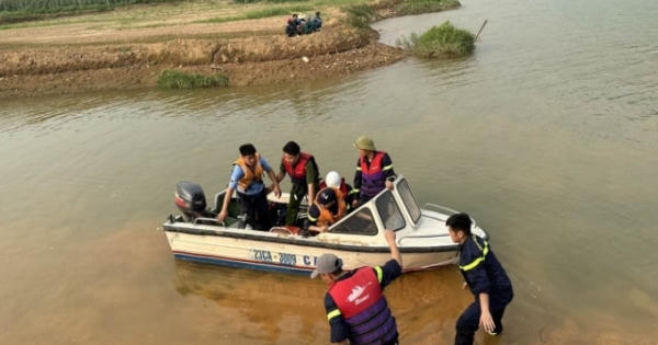 Tìm thấy thi thể 2 nạn nhân còn lại trong vụ lật thuyền trên sông Lô