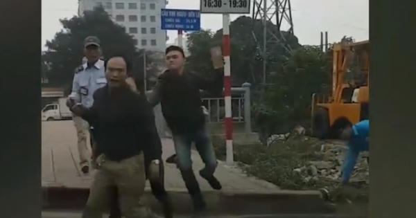 Sau va chạm giao thông, nhân viên xe buýt lao vào đấm, cầm gạch đuổi đánh người