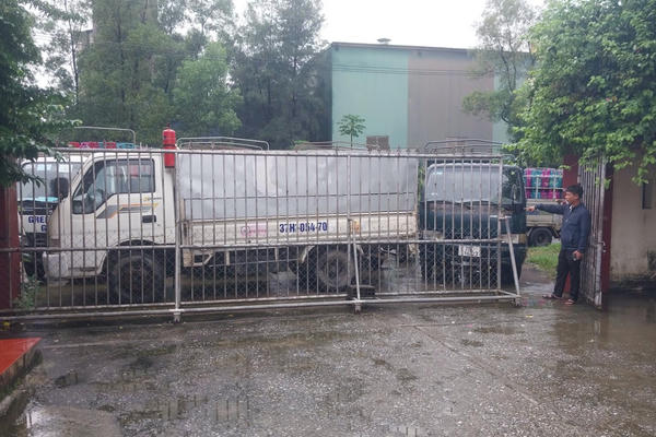 Bị xe chắn ngang cổng trong nhiều tháng Công ty Dầu khí Quảng Trị “kêu trời không thấu”