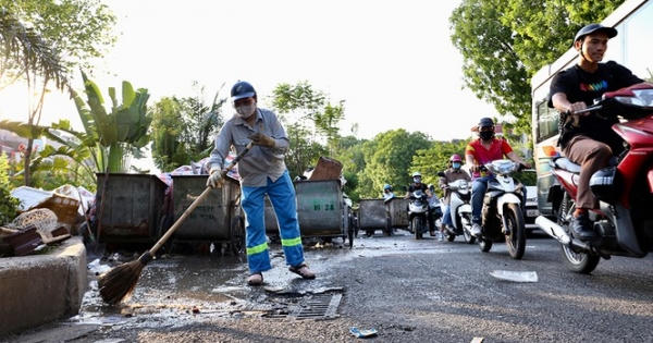 'Vật lộn' với rác thải ùn ứ, chất đống ở Hà Nội
