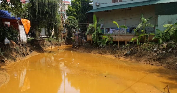 Tin nóng 247: Kênh Ba La bị nhuộm vàng vì xả thải