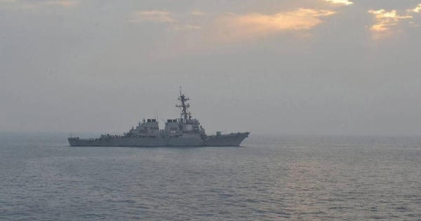 Ba tàu chiến Nga theo sát tàu khu trục tên lửa Mỹ ở Biển Đen