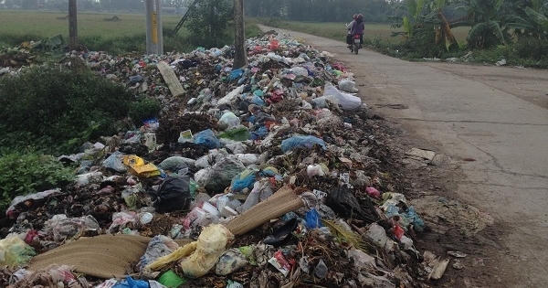 Hà Nội: Bãi rác khủng chặn đường giao thông liên xã