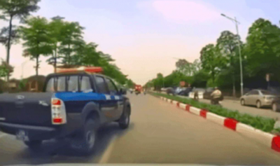 Xác minh ô tô biển xanh liên tục 'tạt đầu', chửi bới tài xế xe khác trên đường