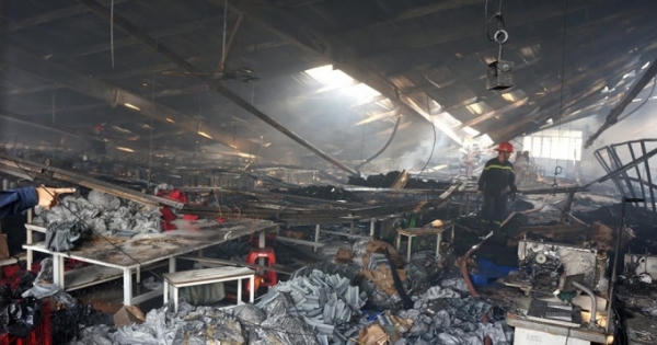 Cháy lớn lúc sáng sớm, hàng nghìn m2 xưởng may bị thiêu rụi