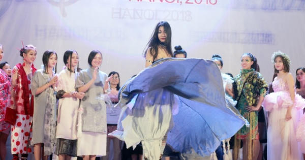 Nữ sinh Bách khoa xé váy, trình diễn thời trang “2 trong 1” ấn tượng