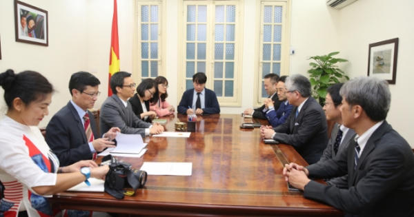 Phó Thủ tướng Vũ Đức Đam tiếp Chủ tịch Báo Asahi Shimbun