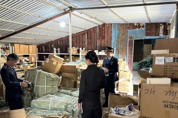 Thu giữ hơn 2.300 hộp kẹo táo đỏ không rõ nguồn gốc rao bán trên mạng xã hội