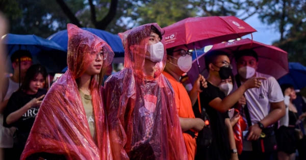 Khán giả “đội mưa” cổ vũ đội bóng đá U23 Việt Nam