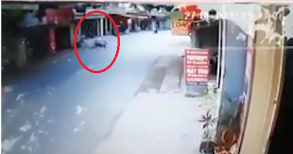 Lạnh người với clip ghi lại cảnh người đàn ông đi xe máy tốc độ cao tự gây tai nạn