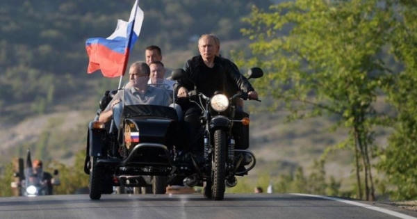 Tổng thống Nga Putin 'cưỡi' mô tô chở quan chức tại Crimea