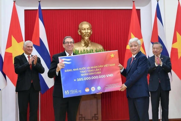 Đảng, Nhà nước và nhân dân Việt Nam trao tặng nhân dân Cuba 385 tỷ đồng Đảng, Nhà nước và nhân dân Việt Nam trao tặng nhân dân Cuba 385 tỷ đồng