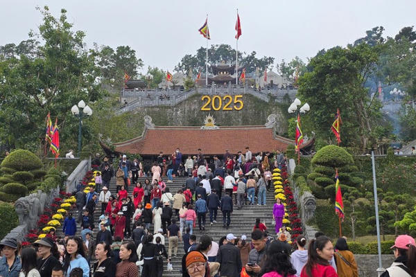 Dòng người nườm nượp du Xuân, chiêm bái tại ngôi đền nổi tiếng linh thiêng vùng Đất Mỏ