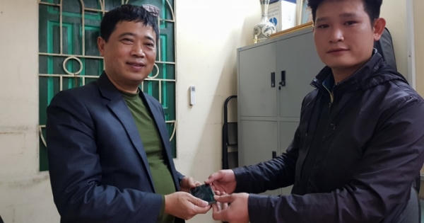 Thanh tra Sở GTVT Hà Nội tìm lại được tài sản của người dân bỏ quên trên xe taxi