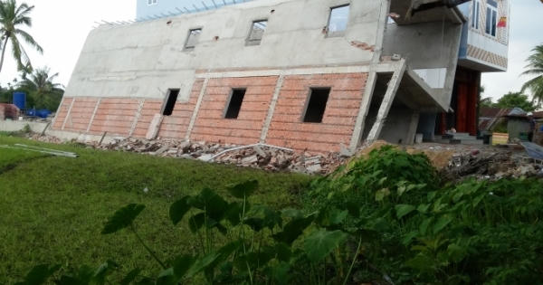 TP HCM: Nhà đang xây sụp nghiêng đè nhà bên cạnh TP HCM: Nhà đang xây sụp nghiêng đè nhà bên cạnh