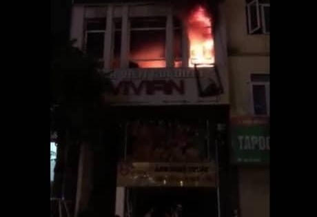 Trong cơn mưa tầm tã tiệm áo cưới vẫn bị thiêu rụi