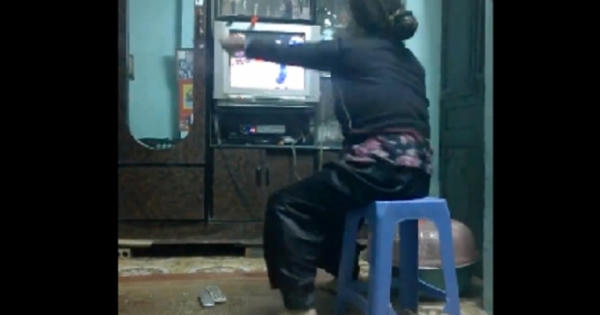 Cư dân mạng phát sốt với clip bà già đam mê đấm bốc
