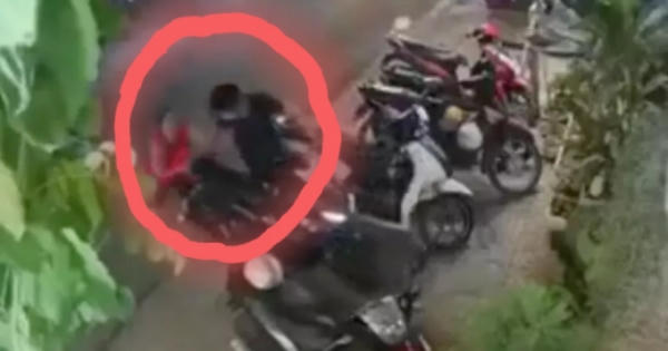 Video: Tên trộm xe máy nhận cái kết "sấp mặt" trước pha phản ứng cực gắt của người phụ nữ