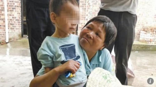 Cậu bé 3 tuổi may mắn sống sót bên thi thể ông nội suốt 5 ngày