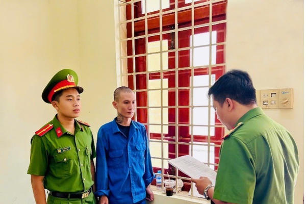 Khởi tố đối tượng dùng hình ảnh nhạy cảm để tống tiền bạn gái cũ Khởi tố đối tượng dùng hình ảnh nhạy cảm để tống tiền bạn gái cũ