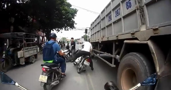 [Clip]: Người đàn ông thoát chết thần kỳ dưới gầm xe tải