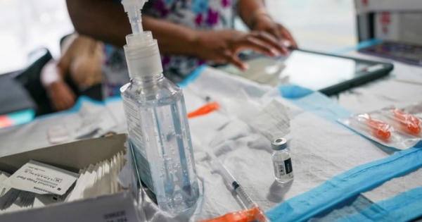 "Con số khổng lồ" nhân viên y tế bị sa thải vì không tiêm vaccine