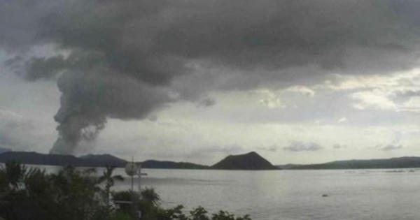 Núi lửa Taal tại Philippines bắt đầu phun dung nham