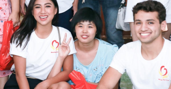 Hoa hậu Vy Nguyễn bay nửa vòng trái đất để tặng quà cho trẻ em mồ côi, khuyết tật Hoa hậu Vy Nguyễn bay nửa vòng trái đất để tặng quà cho trẻ em mồ côi, khuyết tật
