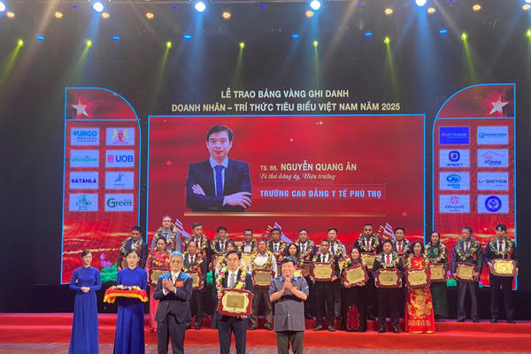 Hiệu trưởng trường Cao Đẳng Y tế Phú Thọ nhận bảng vàng ghi danh Doanh nhân - Trí thức trẻ Việt Nam năm 2025
