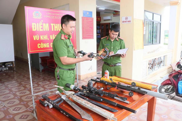 Công an Hà Tĩnh tuyên truyền, vận động người dân giao nộp hơn 400 khẩu súng
