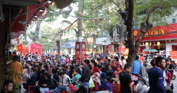 Giữa trưa 14/2, dòng người xếp hàng mua vàng ngày vía Thần tài vẫn đông nghịt