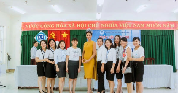 Hoa hậu H'hen Niê trở thành đại sứ giáo dục, trao học bổng 100 triệu cho sinh viên Hoa hậu H'hen Niê trở thành đại sứ giáo dục, trao học bổng 100 triệu cho sinh viên