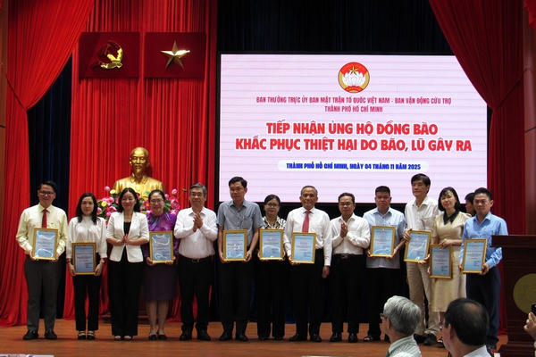 TP HCM vận động được hơn 204 tỷ đồng hỗ trợ đồng bào bị thiệt hại do bão, lũ TP HCM vận động được hơn 204 tỷ đồng hỗ trợ đồng bào bị thiệt hại do bão, lũ