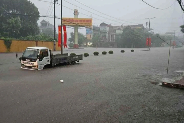 Mưa như trút, nhiều nơi ở Thái Nguyên chìm trong biển nước