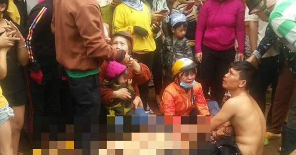 Xe CSGT va chạm với xe máy, người dân vây kín hiện trường "không lối thoát"