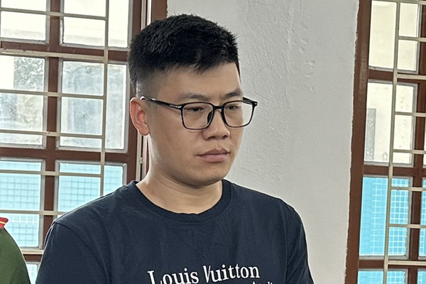 Khởi tố cựu nhân viên ngân hàng chiếm đoạt hơn 1,3 tỷ đồng của khách hàng Khởi tố cựu nhân viên ngân hàng chiếm đoạt hơn 1,3 tỷ đồng của khách hàng