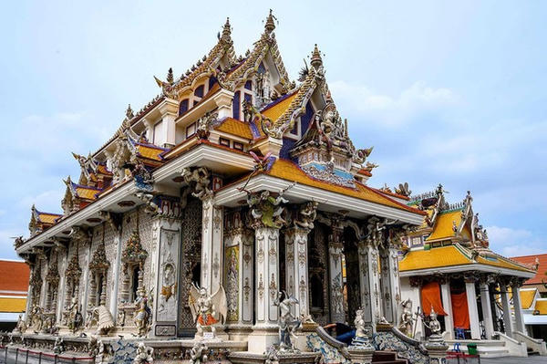 Ngôi chùa kỳ lạ đặt tượng David Beckham mạ vàng dưới bệ thờ