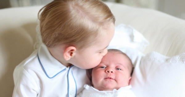 Công nương Kate khoe ảnh cực đáng yêu của 2 "nhóc tì" hoàng gia