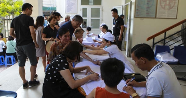 Sau vụ cháy Công ty Rạng Đông: Lo nhiễm độc, người dân ùn ùn đi khám Sau vụ cháy Công ty Rạng Đông: Lo nhiễm độc, người dân ùn ùn đi khám