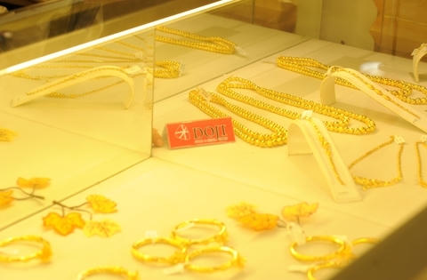 Giá vàng cuối ngày 25/7: Cầm vàng đừng để vàng rơi