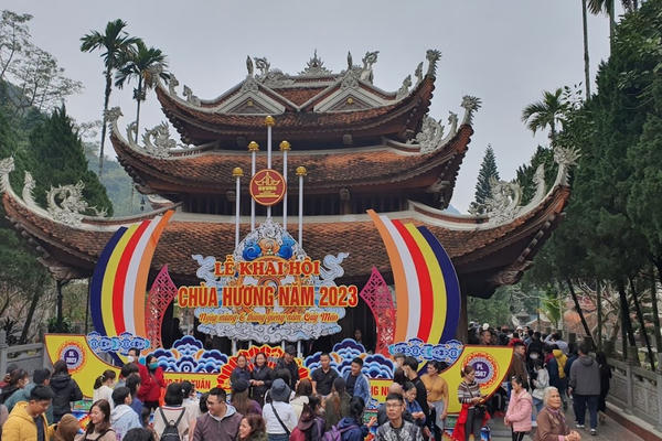 Nhiều di tích lớn tại Hà Nội “tiếp nhận hiện vật” lạ