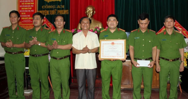 Đang “cõng” 3 kg ma túy đá, 2000 viên ma túy tổng hợp thì bị công an bắt giữ